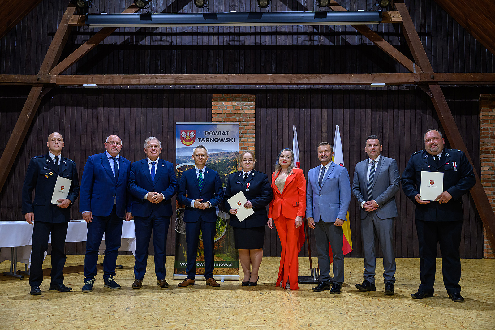 Zdjęcie ze strażakami po wręczeniu promes