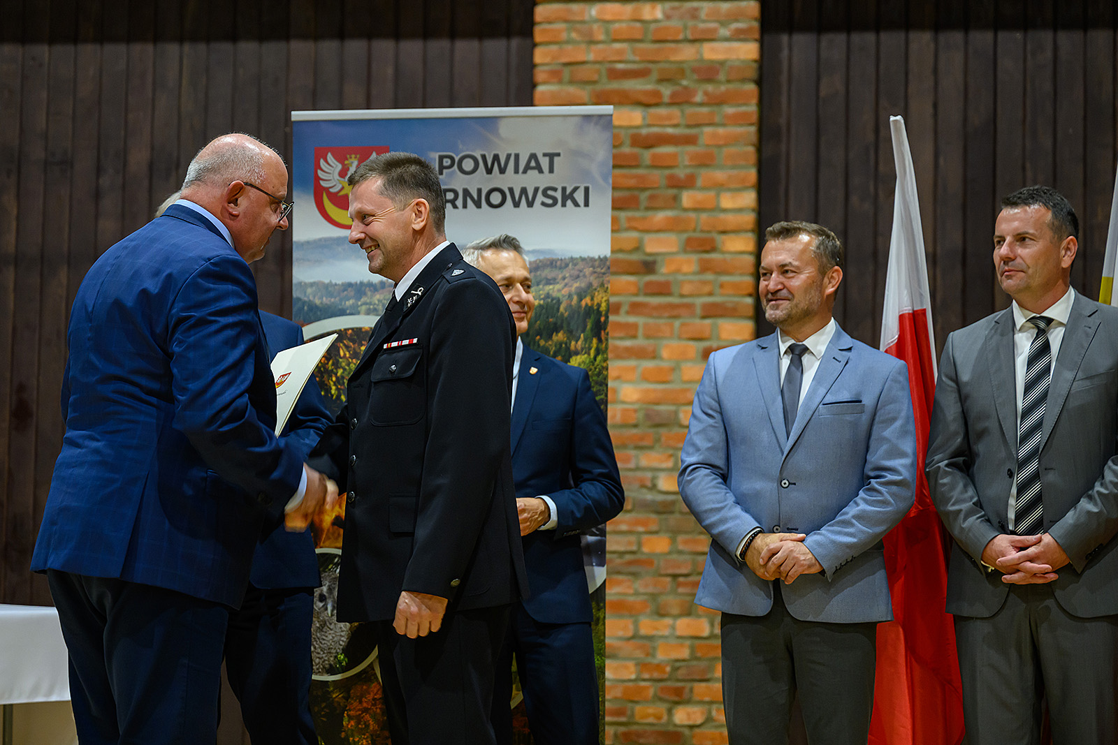 Starosta podczas wręczenie promesy jednemu z przedstawicieli OSP