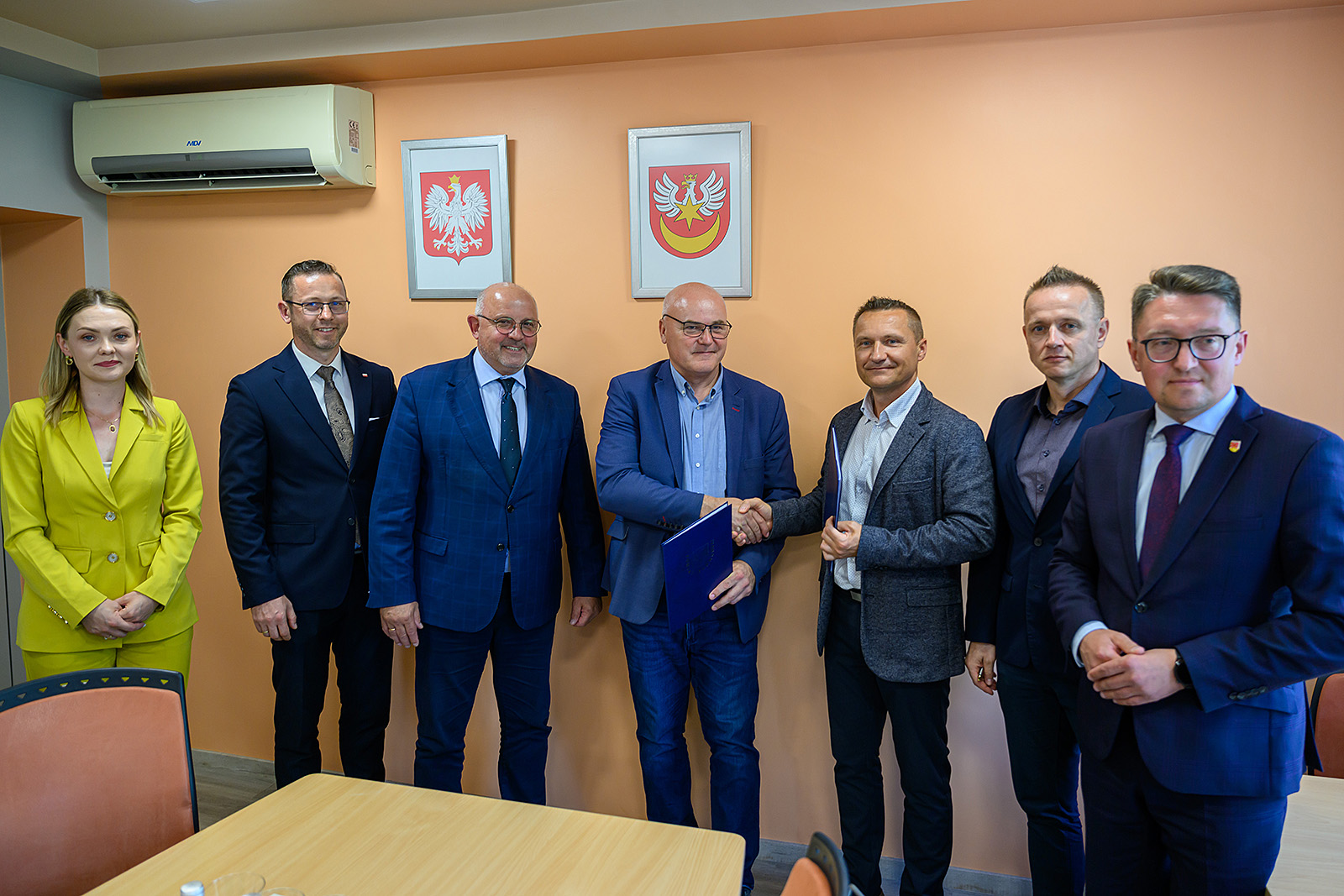 Po podpisaniu umowy na inwestycję, strony w uścisku dłoni