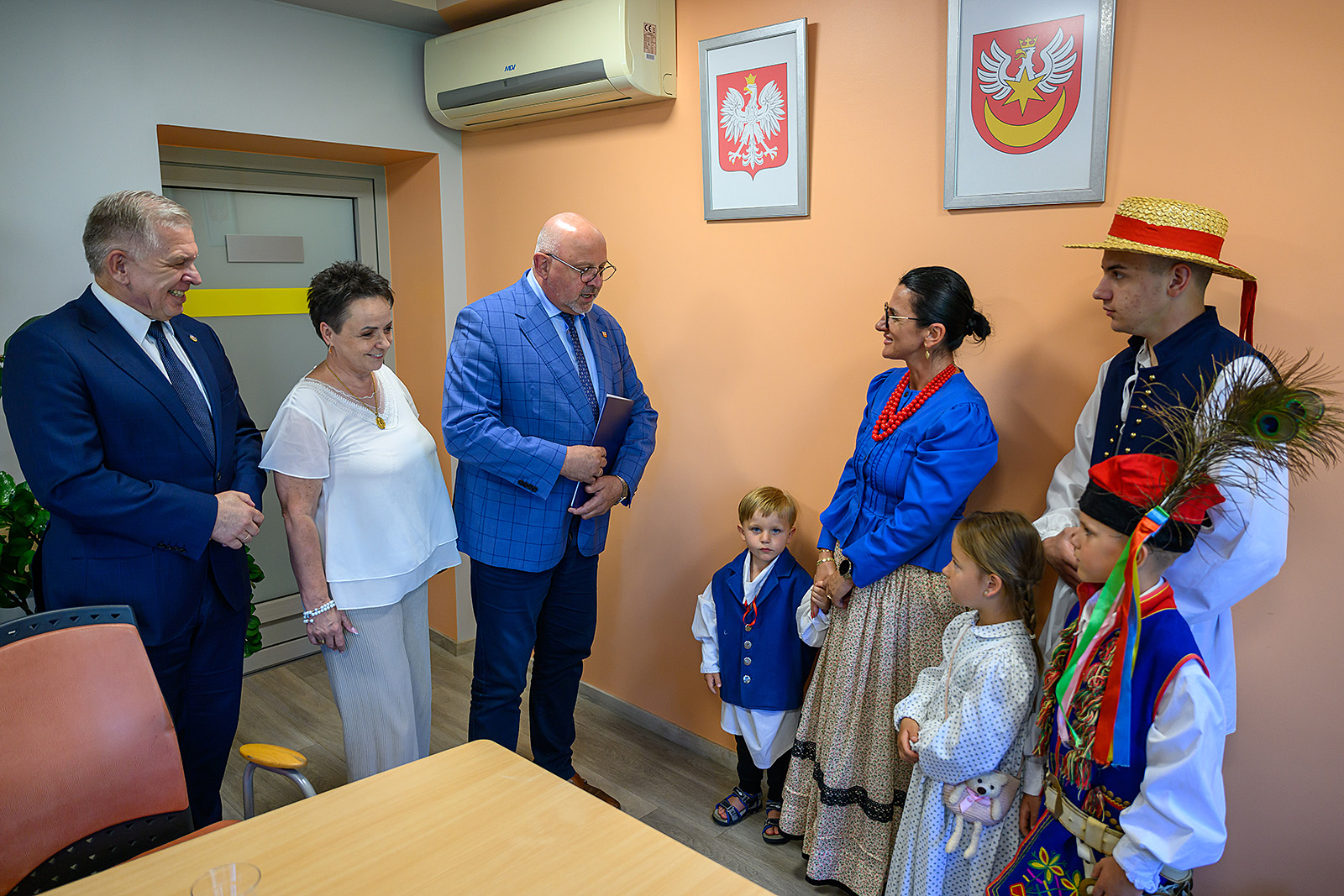 Członkowie zespołu wraz z opiekunami w starostwie