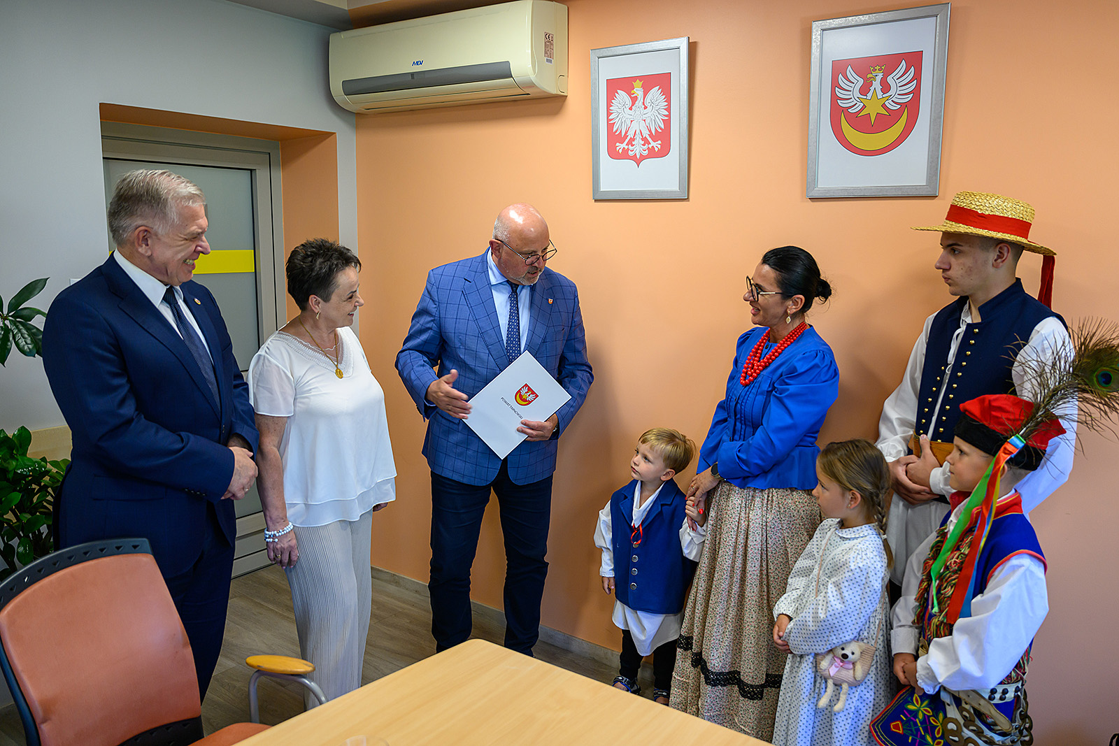 Starosta przekazuje list gratulacyjny, obok wicestarosta i wiceprzewodnicząca RPT