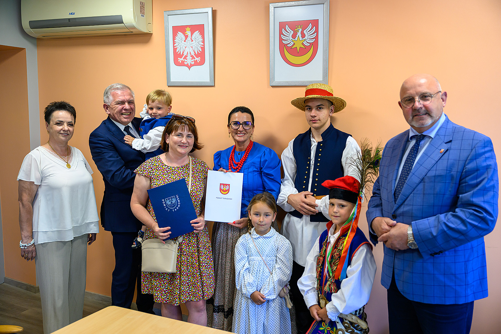 Wspólne zdjęcie gości z samorządowcami