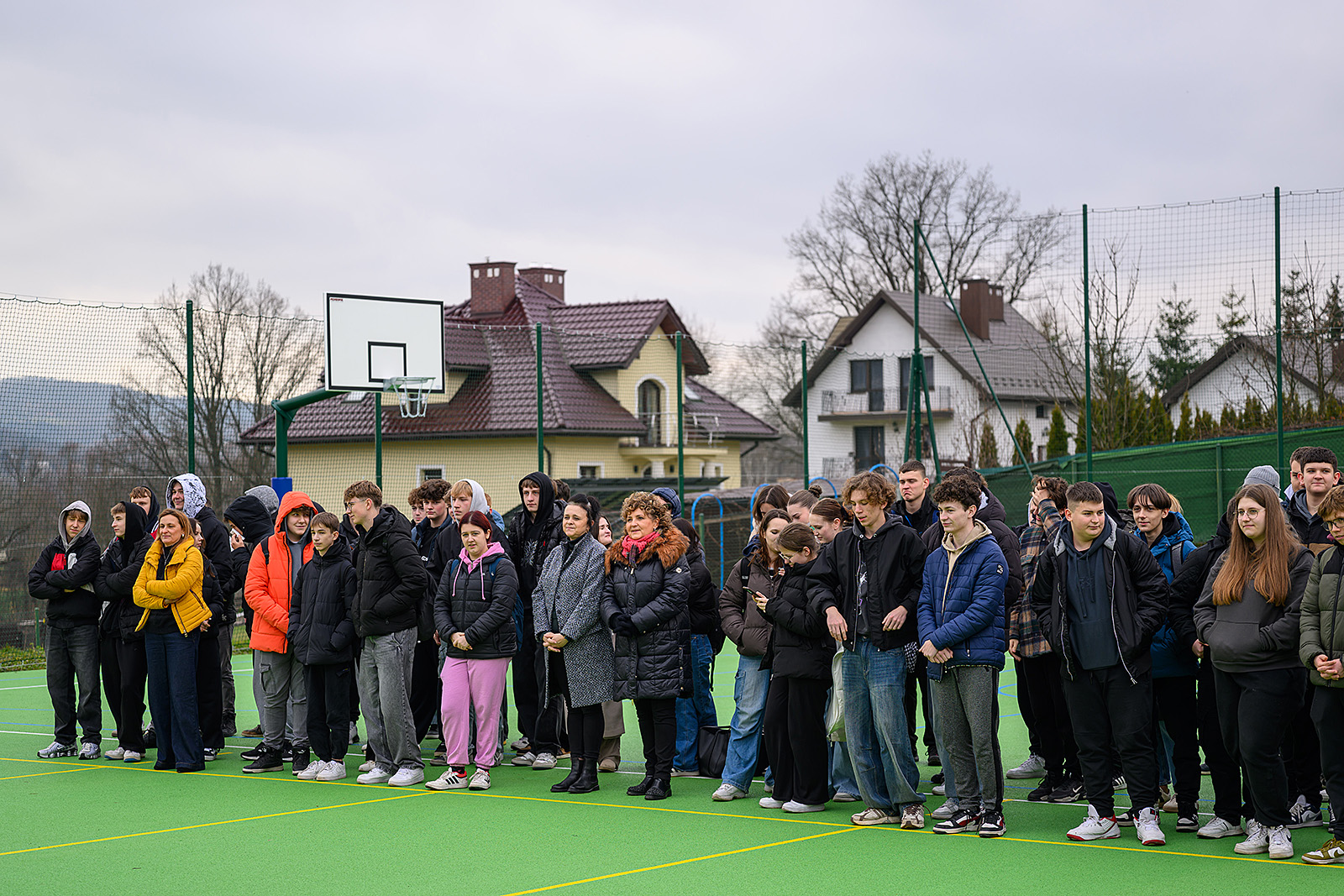 Społeczność szkolna na boisku