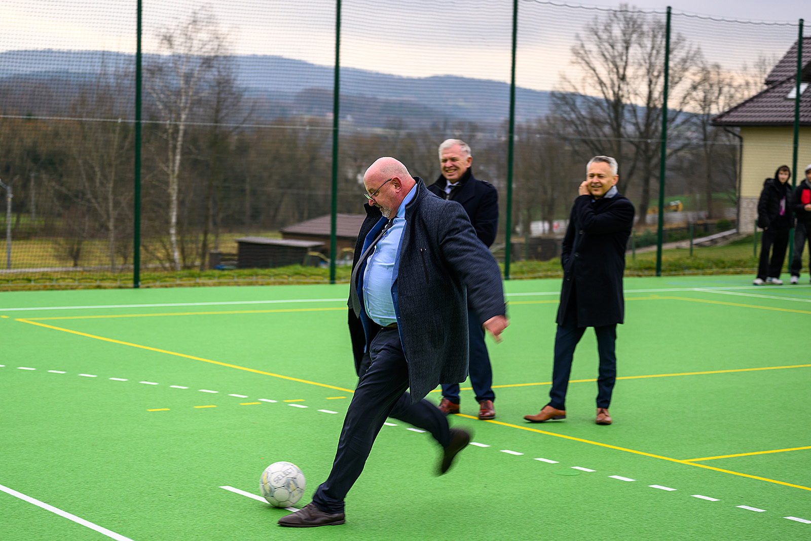Starosta kopie piłkę
