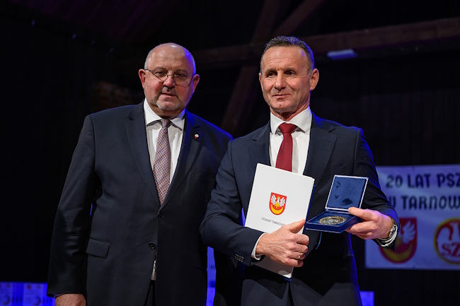 Starosta Jacek Hudyma oraz Robert Truchan z wyróżnieniem