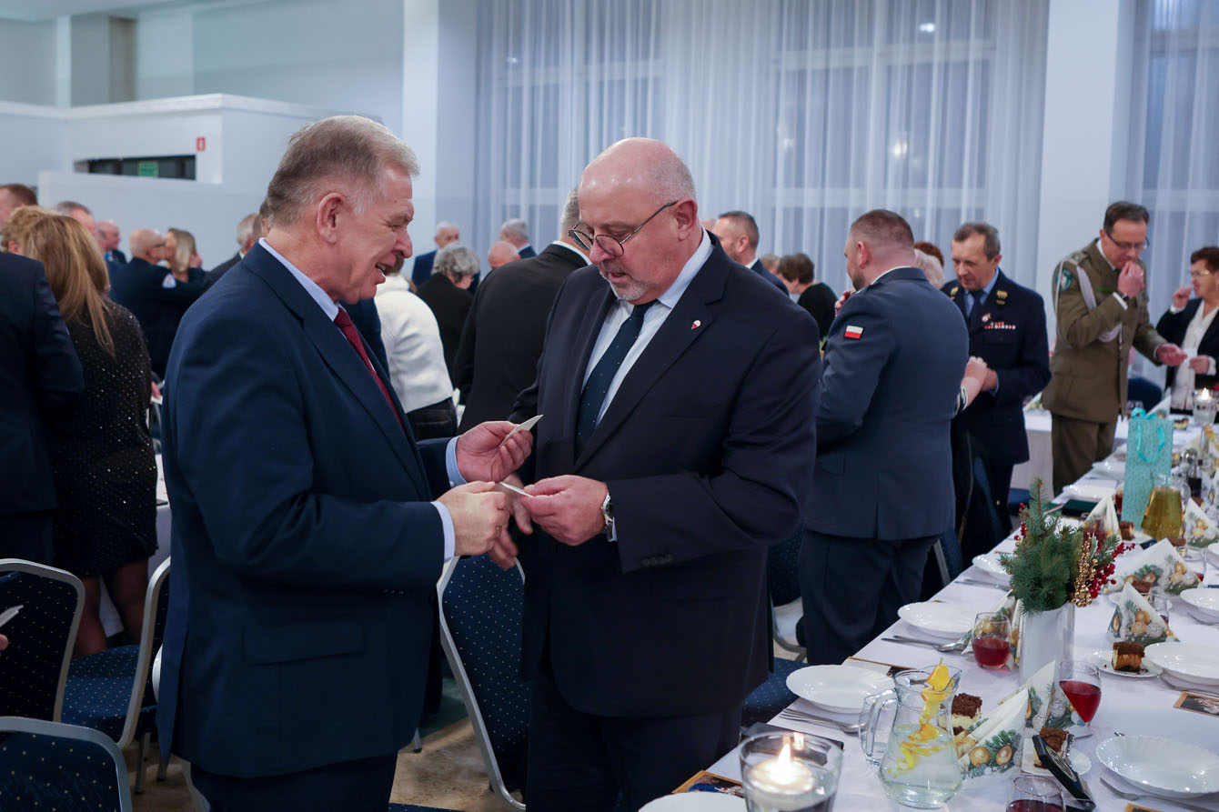 Starosta i wicestarosta łamią się opłatkiem