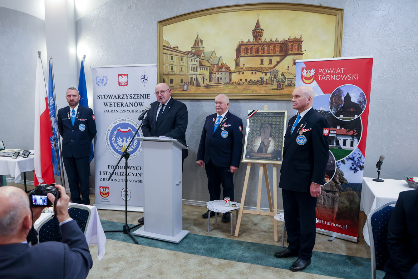 Starosta składa życzenia z mównicy