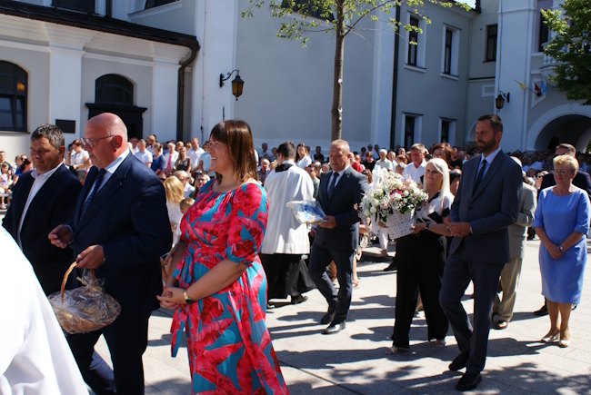 Samorządowcy z regionu zmierzający na plac sanktuaryjny