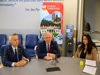 Przedstawiciele władz powiatu oraz firmy podczas konferencji z mediami