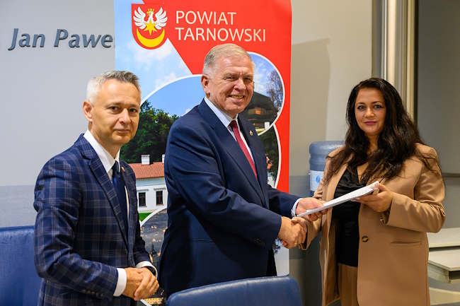 Wspólne zdjęcie tuż po podpisaniu umowy
