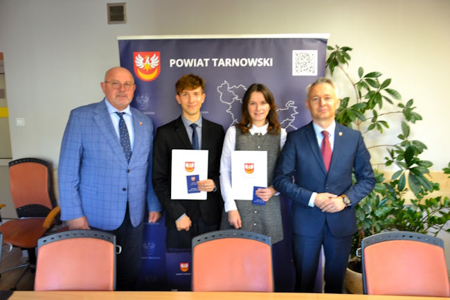 Społeczni opiekunowie zabytków na wspólnym zdjęciu z władzami powiatu